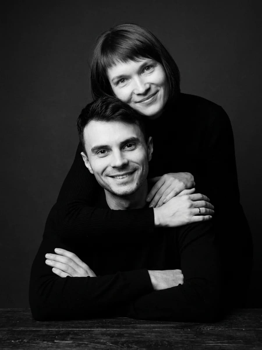 Объятие со спины, ч/б