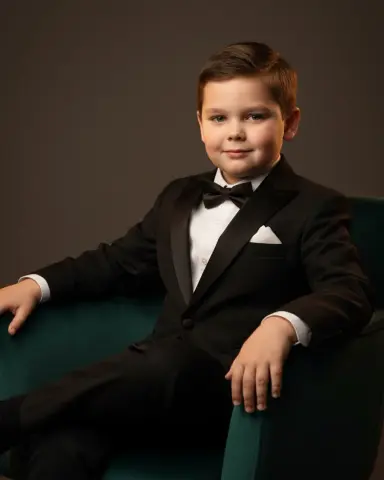 В бархатном кресле