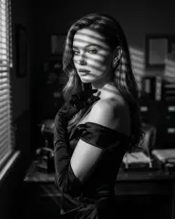 Femme fatale (нуар): У окна с жалюзи, кадр 3