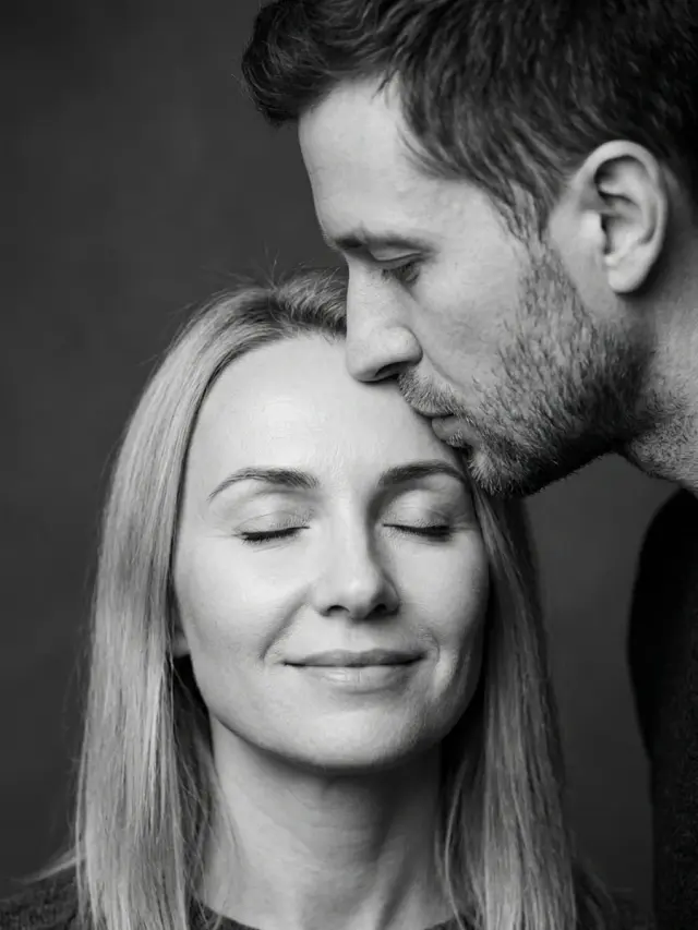Половинки — ч/б студия — пример кадра ИИ-фотосессии