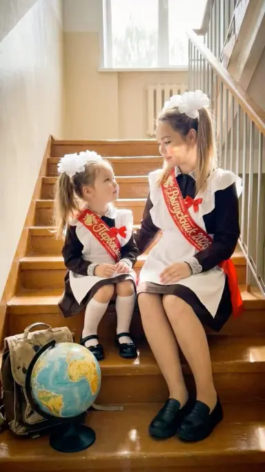 На школьной лестнице с глобусом