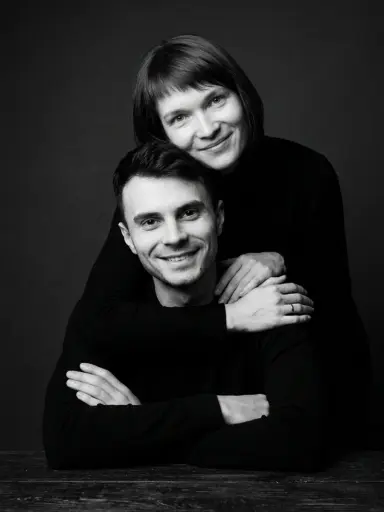 Объятие со спины, ч/б