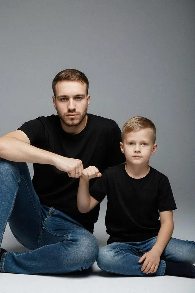 Отец и сын в студии — пример кадра ИИ-фотосессии