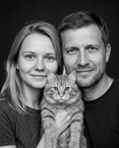 Пара и питомец, ч/б