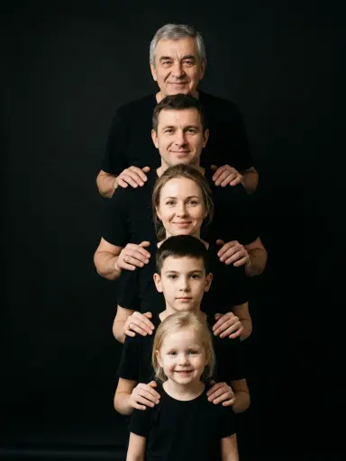 Семейный портрет на чёрном фоне — пример 2