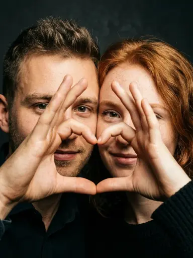 Сердечко из рук (пара) — пример 2
